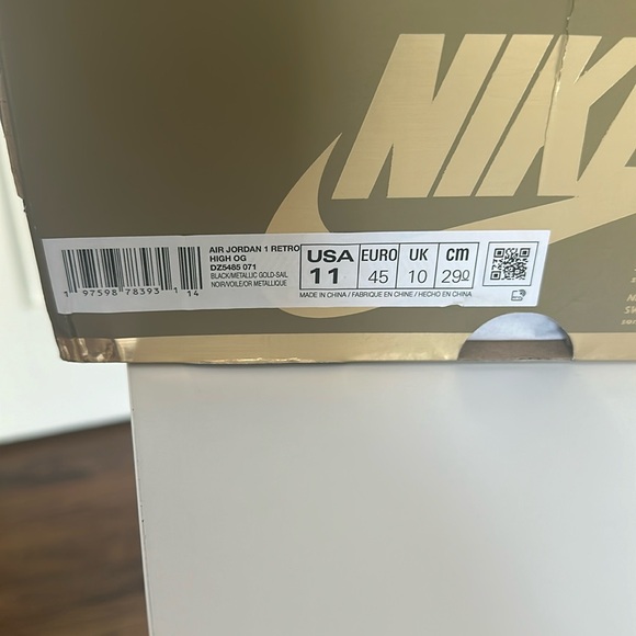 Nike Air Jordan 1 Retro High OG Black & Metallic Gold, Size 11 - Picture 8 of 8